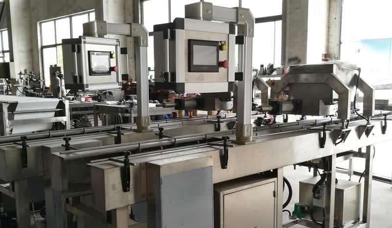 What is a chocolate pouring machine? What is the difference between a pouring machine and a dripping machine